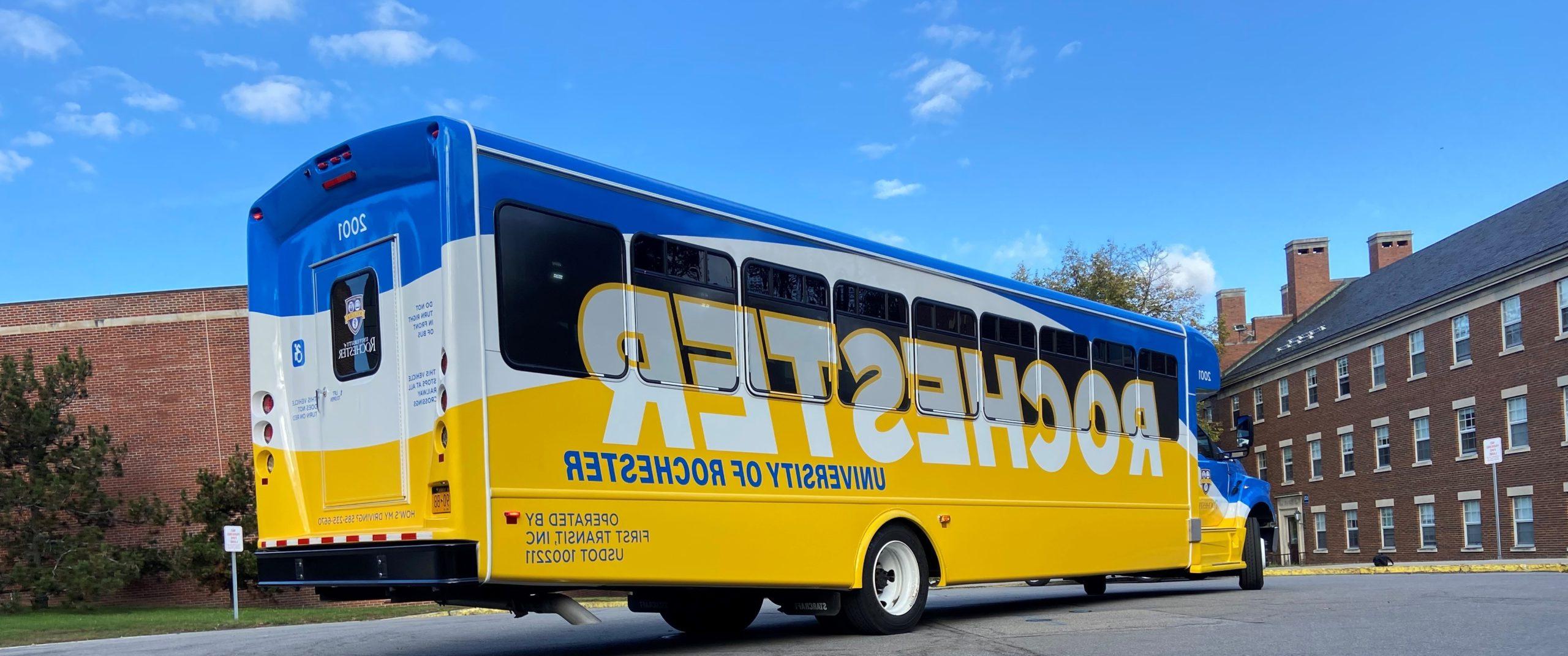 罗彻斯特大学穿梭巴士的新蓝黄包裹