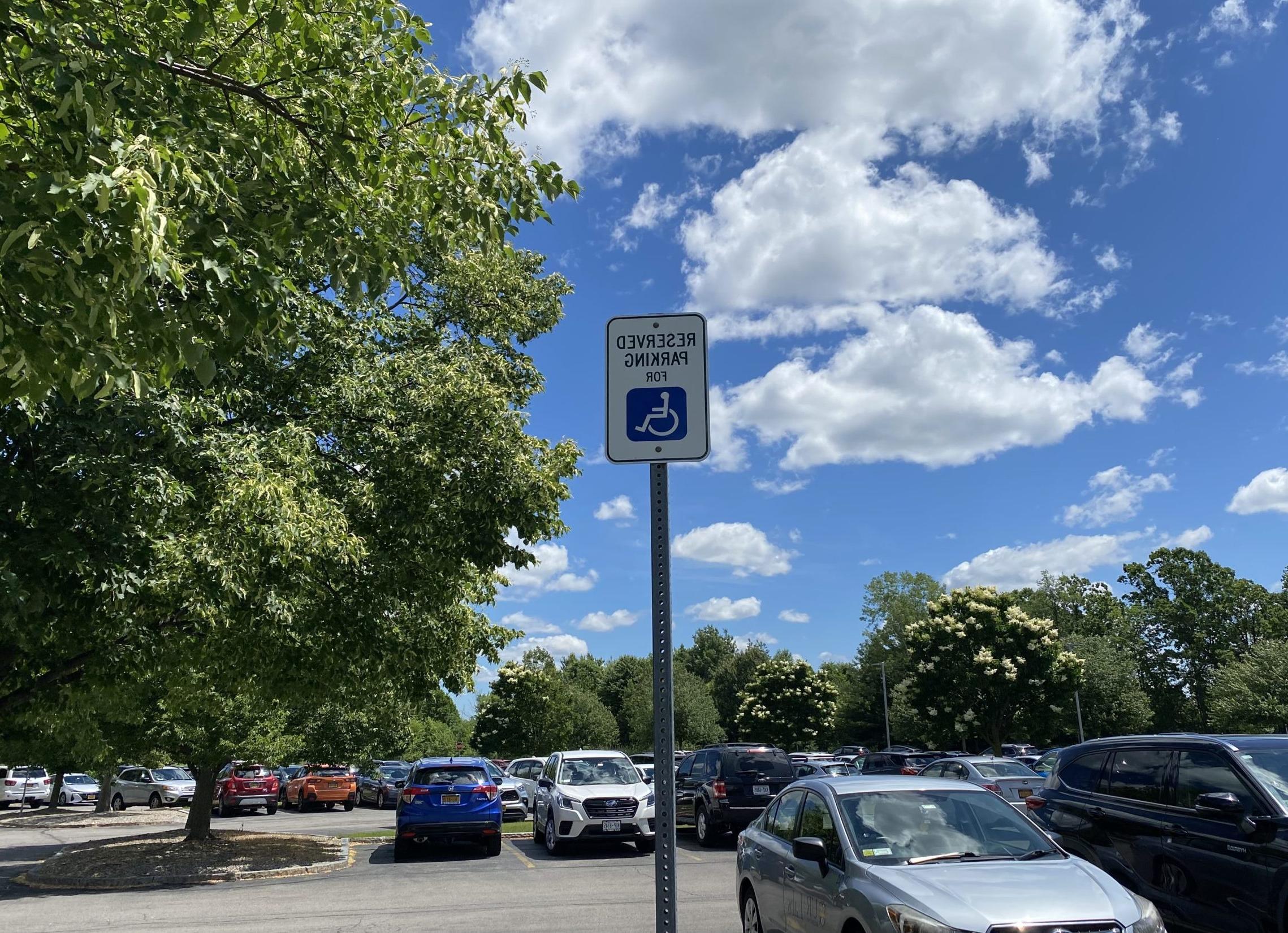 URMC停车场的无障碍停车标志
